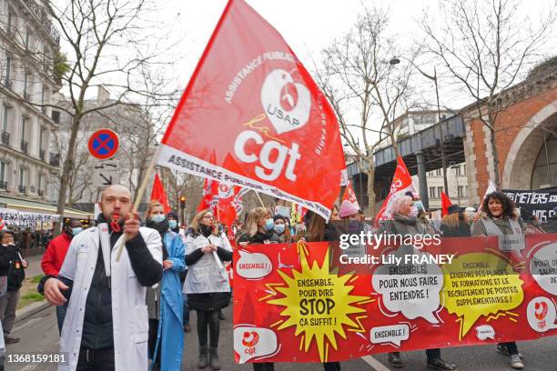 Banderole et drapeau CGT "Assistance publique Hôpitaux de Paris" lors la manifestation pour défendre le pouvoir d'achat le 27 janvier 2022 à Paris.