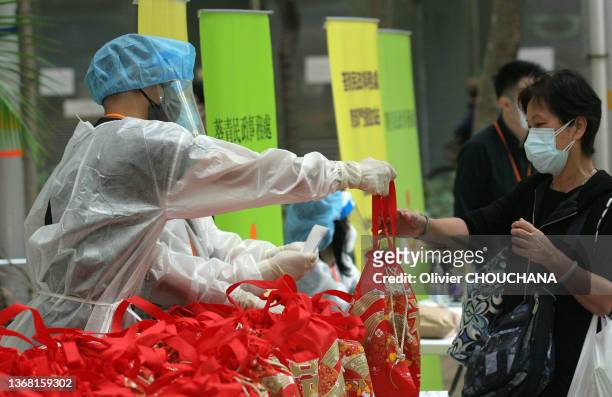 Personnel médical offrant des cadeaux pour le nouvel an chinois aux résidents d'un immeuble en fin de confinement dans le quartier de Kwai Chung le...