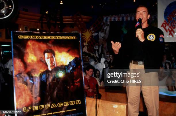 Arnold Schwarzenegger présentant son film 'L'Effaceur' au 'Planet Hollywood' de Disneyland Paris, le 7 août 1996.