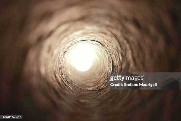 texture concept of tunnel with light at the end - subterrâneo imagens e fotografias de stock