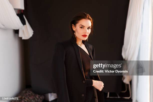 indoor portrait of the young stylish brunette - brunette dress - fotografias e filmes do acervo
