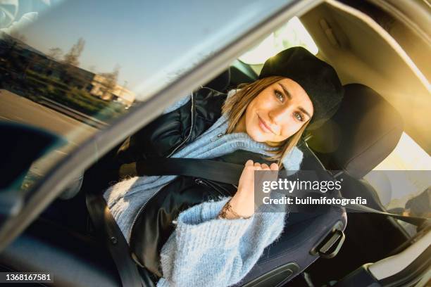 mujer conduciendo - mujer conduciendo bildbanksfoton och bilder