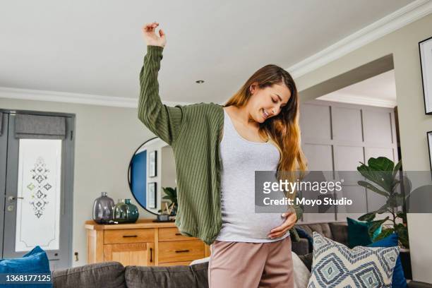 foto de una joven madre bailando alrededor de su salón - belly dancer fotografías e imágenes de stock