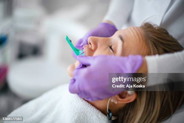 dentista que toma la impresión dental de los pacientes. - odontología cosmética fotografías e imágenes de stock