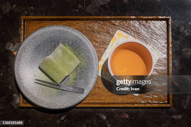 japanese dessert, green tea, matcha mochi with coup of hot tea - 皿　和 ストックフォトと画像