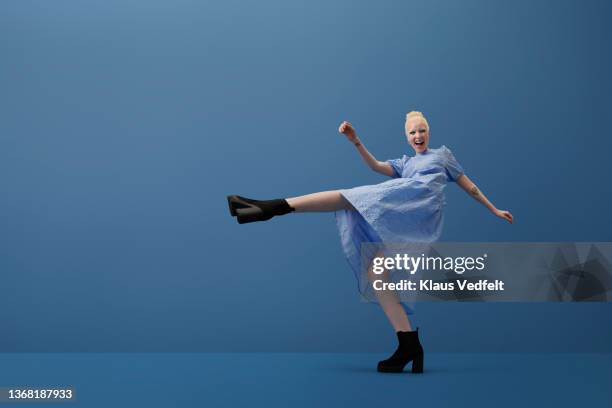 albino woman shouting while kicking leg - dress stockfoto's en -beelden