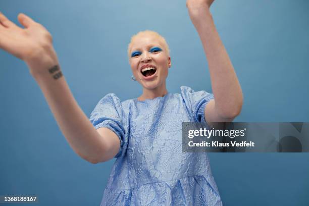 happy albino woman enjoying dance - distante fotografías e imágenes de stock
