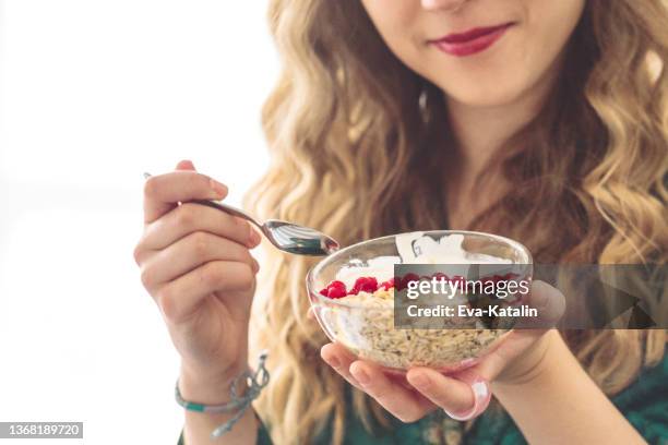 having breakfast at home - rode bes stockfoto's en -beelden