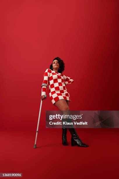 woman with hand on hip against red background - visual impairment - fotografias e filmes do acervo