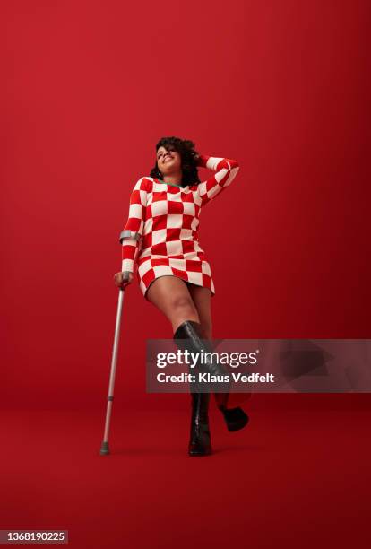 woman with disability standing on one leg - knee length photos et images de collection