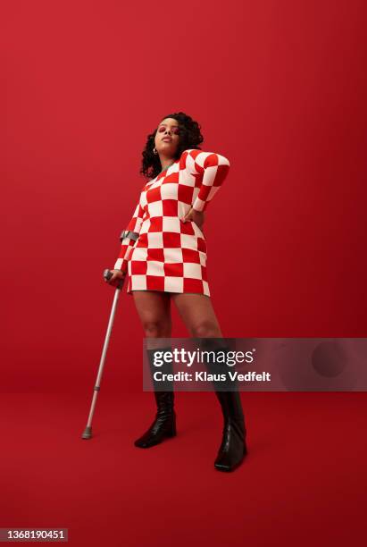 woman in boots standing with hand on hip - black pattern photos et images de collection