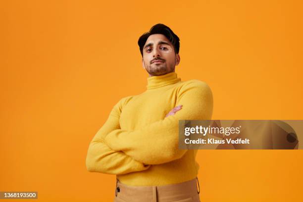 confident man with vitiligo standing with arms crossed - low angle view imagens e fotografias de stock