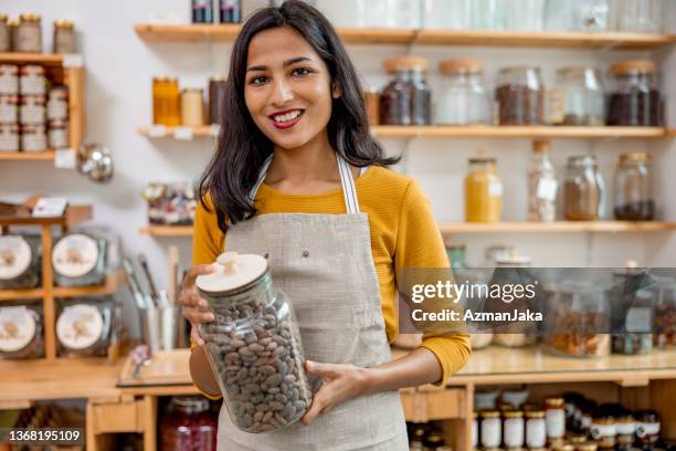vendedora india sonriente en una tienda sostenible - frasco para conservas fotografías e imágenes de stock
