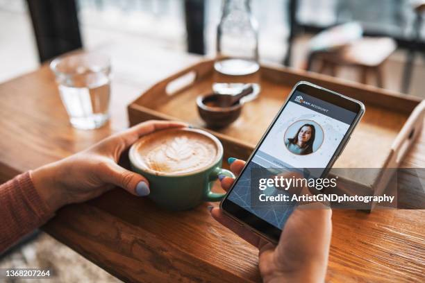 mulher verificando conta bancária no smart phone. - aberto - fotografias e filmes do acervo