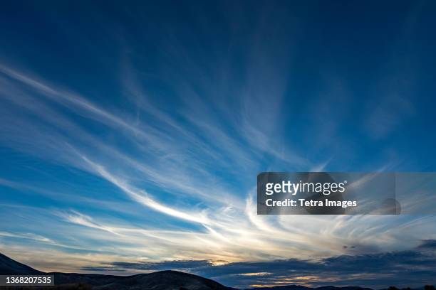 usa, idaho, bellevue, cirrus clouds on sly at sunset - 巻雲 ストックフォトと画像