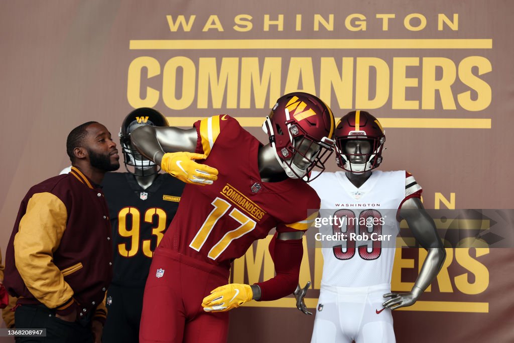 Former players look at the new uniforms during the announcement of News  Photo - Getty Images