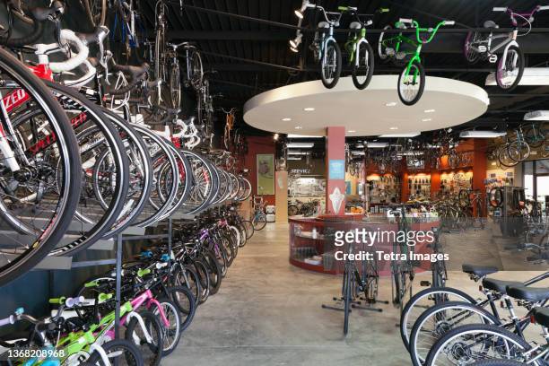 interior of bicycle shop - loja de bicicletas imagens e fotografias de stock