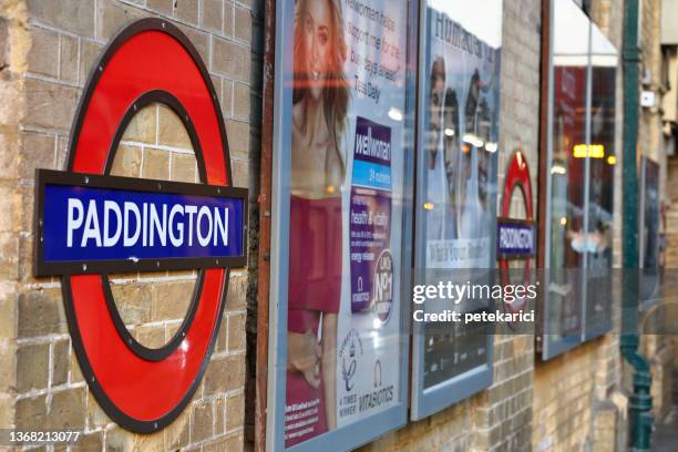 estación de tren de london paddington - señal del metro de londres - paddington london fotografías e imágenes de stock