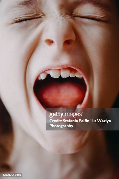 close up of child screaming - girl close up stock-fotos und bilder