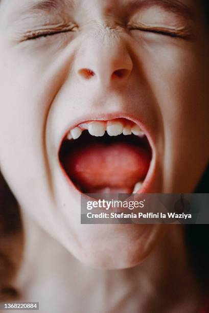 close up of child screaming - schreeuwen stockfoto's en -beelden