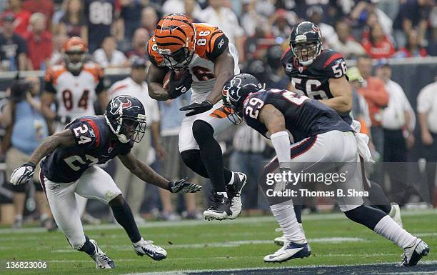 Tight end Donald Lee of the Cincinnati Bengals splits cornerback Johnathan Joseph of the Houston Texans and strong safety Glover Quin of the Houston...