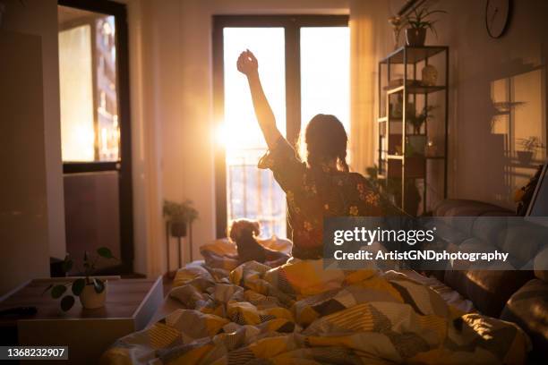 aufwachen mit der sonne. - happy woman in early morning sunlight stock-fotos und bilder