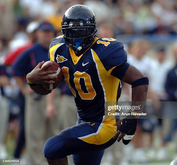 Cal tailback Marshawn Lynch runs for positive yardage in the seond quarter, as California defeats Arizona 28-0 at Memorial Stadium, Berkeley,...