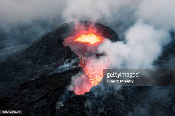 islândia cratera vulcânica erupção fagradalsfjall vista aérea drone - volcanic crater - fotografias e filmes do acervo