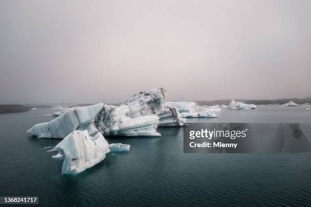 jökulsarlon lagune island eisberge - iceberg stock-fotos und bilder