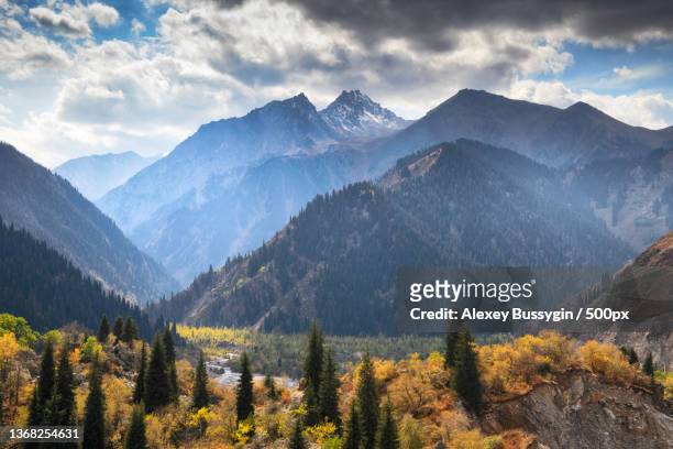 fall at issyk,scenic view of mountains against sky during autumn,kazakhstan - 哈薩克 個照片及圖片檔