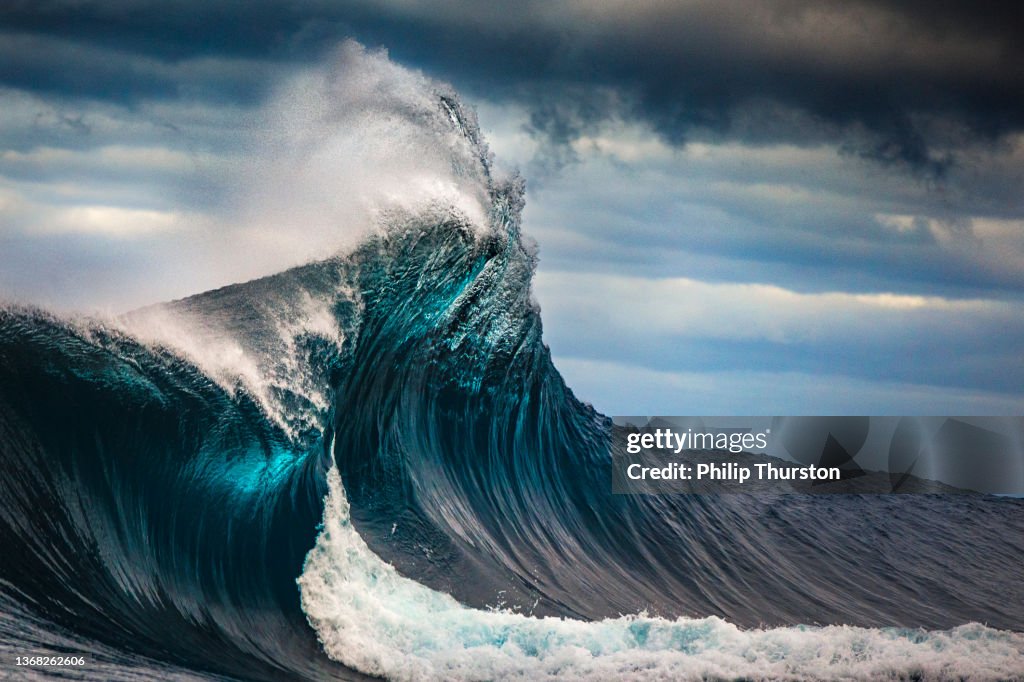 Olas altas y poderosas que atraviesan el océano rompiendo durante una noche oscura y tormentosa.