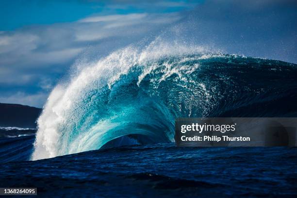 deep blue powerful ocean wave - splashing sea stock pictures, royalty-free photos & images