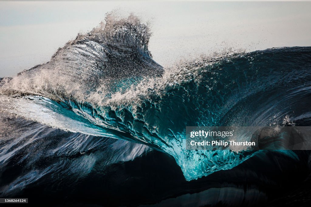 Close-up extremo de ondas oceânicas esmeraldas