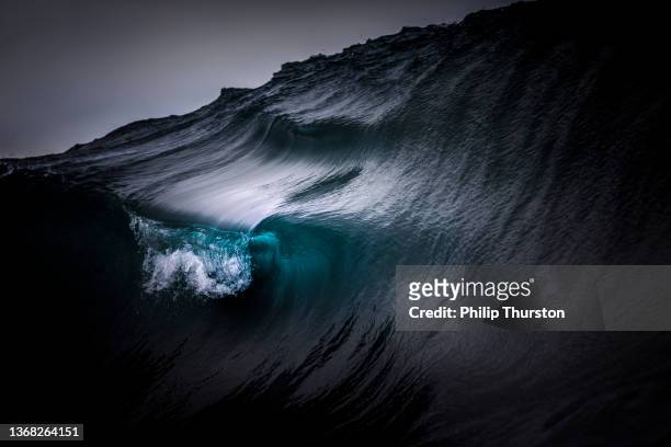 full frame crisp detail of dark blue ocean wave - seascape stockfoto's en -beelden