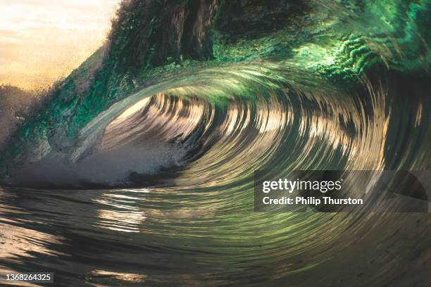 im fass einer leuchtend grünen, brechenden meereswelle - inner tube stock-fotos und bilder