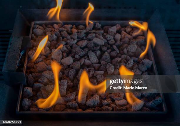 stone heating and fire - emergencies and disasters imagens e fotografias de stock