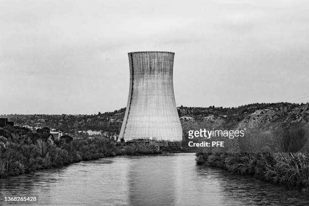 asco nuclear plant refrigeration tower in black and white - nuclear power station bildbanksfoton och bilder