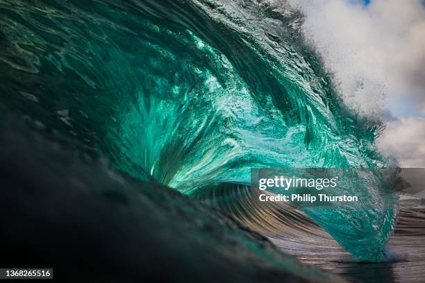 vague océanique vert émeraude vibrante - forte beach photos et images de collection