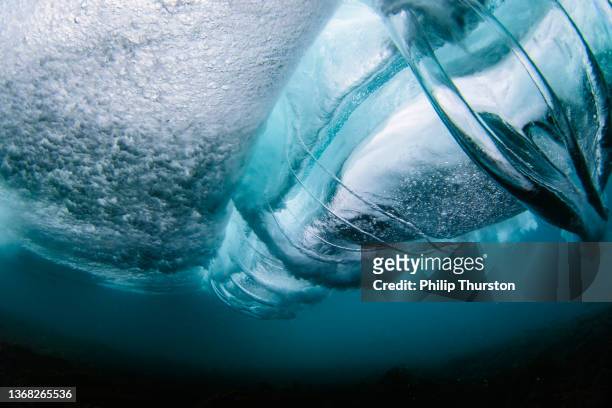 view from underneath a crashing ocean wave - under water stockfoto's en -beelden