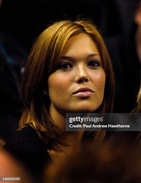 Mandy Moore sits courtside as she cheers on her boyfriend Andy Roddick at the 2004 Siebel Open Finals in San Jose, California, February 15, 2004.