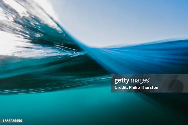 vista dividida del vórtice de la superficie de las aguas azules del océano - mar fotografías e imágenes de stock