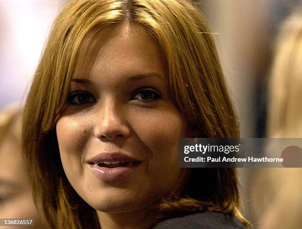 Mandy Moore sits courtside as she cheers on her boyfriend Andy Roddick at the 2004 Siebel Open Finals in San Jose, California, February 15, 2004.