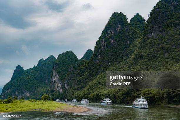 yangzhou  yangtze river crossing - yangzhou stockfoto's en -beelden