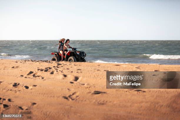 mère et fille s’amusant à conduire un quadricicule à la plage de galinhos, rio grande do norte, brésil - quadricycle photos et images de collection