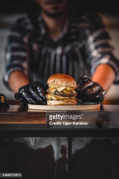 chef che prepara hamburger - bbq sandwich foto e immagini stock