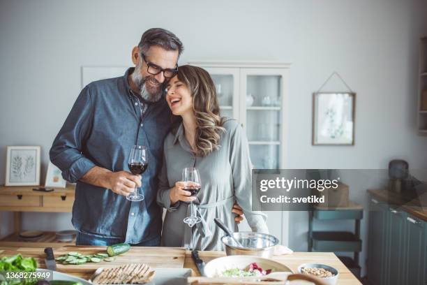 hacer recuerdos en casa. - día de san valentín festivo fotografías e imágenes de stock