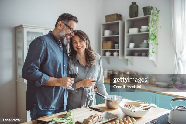 erinnerungen zu hause schaffen. - wein und kochen stock-fotos und bilder