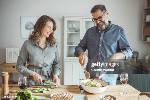 家で思い出を作る。 - middle aged couple cooking ストックフォトと画像