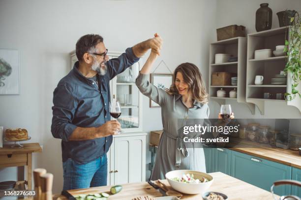 erinnerungen zu hause schaffen. - middle aged couple cooking stock-fotos und bilder