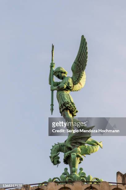 statue of the archangel michael killing the dragon in the basilica of notre-dame de fourvière in lyon, france - 米迦勒 個照片及圖片檔